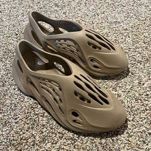 Yeezy foam runner mist size 10